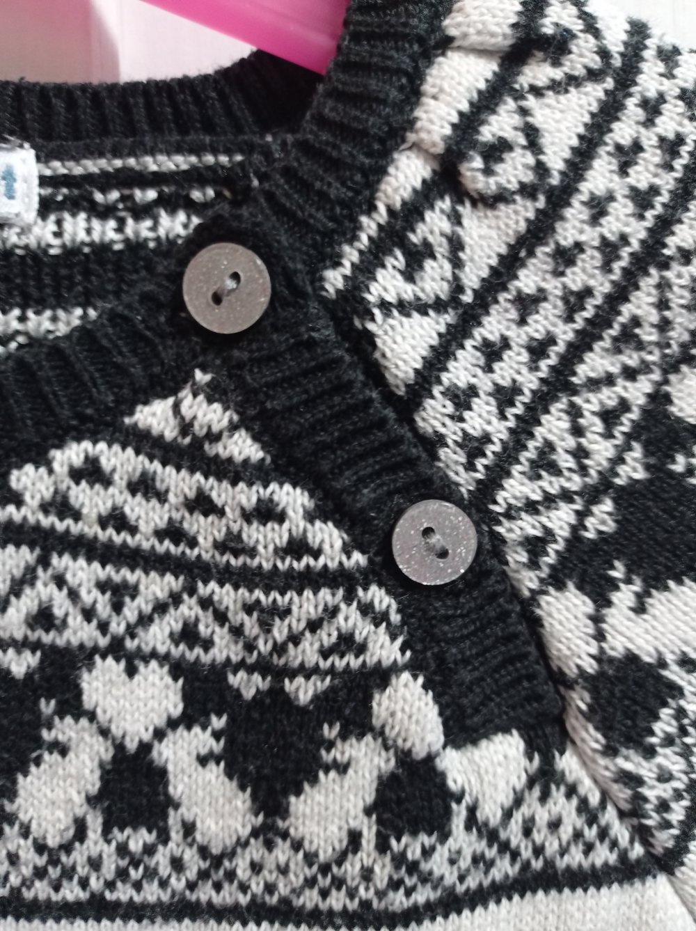 Schönes Kleid mit giltzer Köpfen 