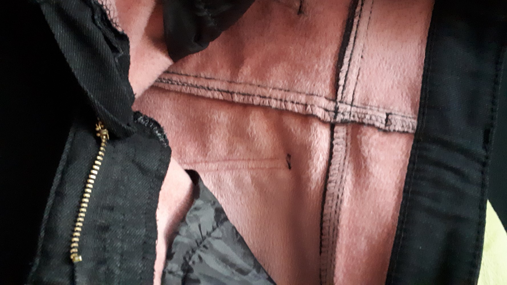 Schwarze Jeans mit warmem Fliess