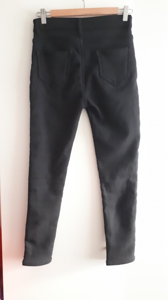 Schwarze Jeans mit warmem Fliess