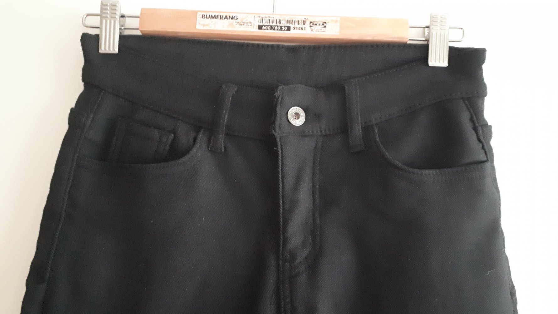 Schwarze Jeans mit warmem Fliess