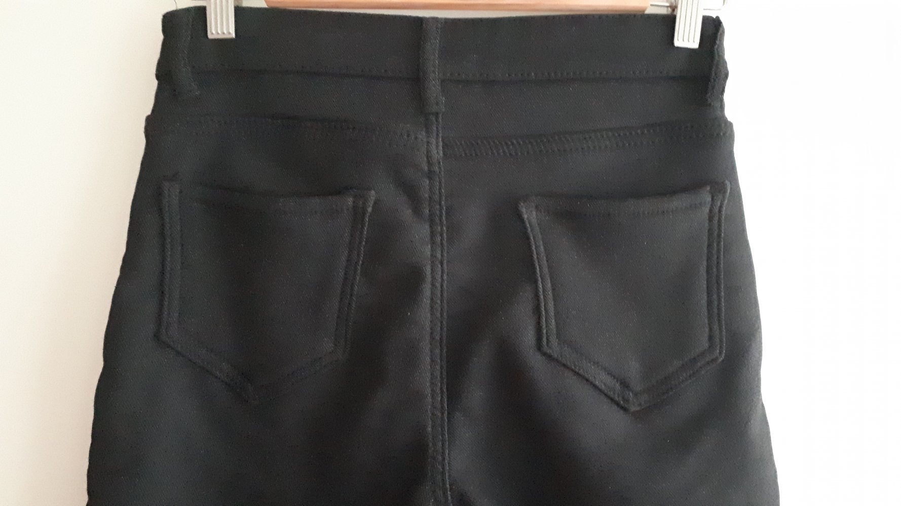 Schwarze Jeans mit warmem Fliess