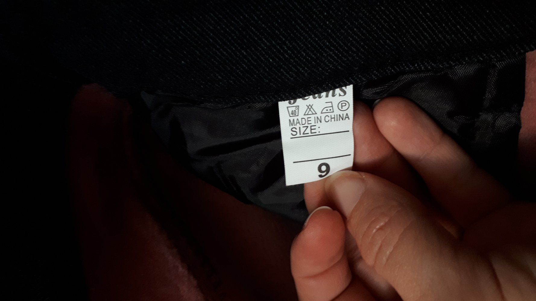 Schwarze Jeans mit warmem Fliess