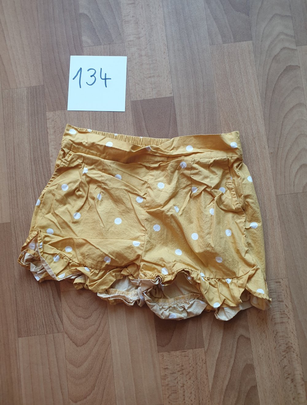 Shorts gelb 134 Punkte weiß