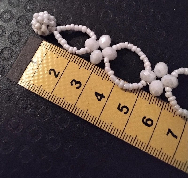 weißes Armband aus Rocaillesperlen, perlmuttfarben, Blütenmotiv, Modeschmuck