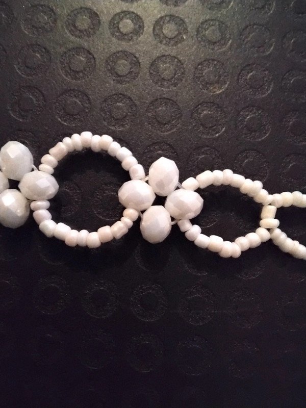 weißes Armband aus Rocaillesperlen, perlmuttfarben, Blütenmotiv, Modeschmuck