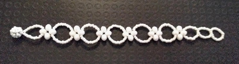 weißes Armband aus Rocaillesperlen, perlmuttfarben, Blütenmotiv, Modeschmuck