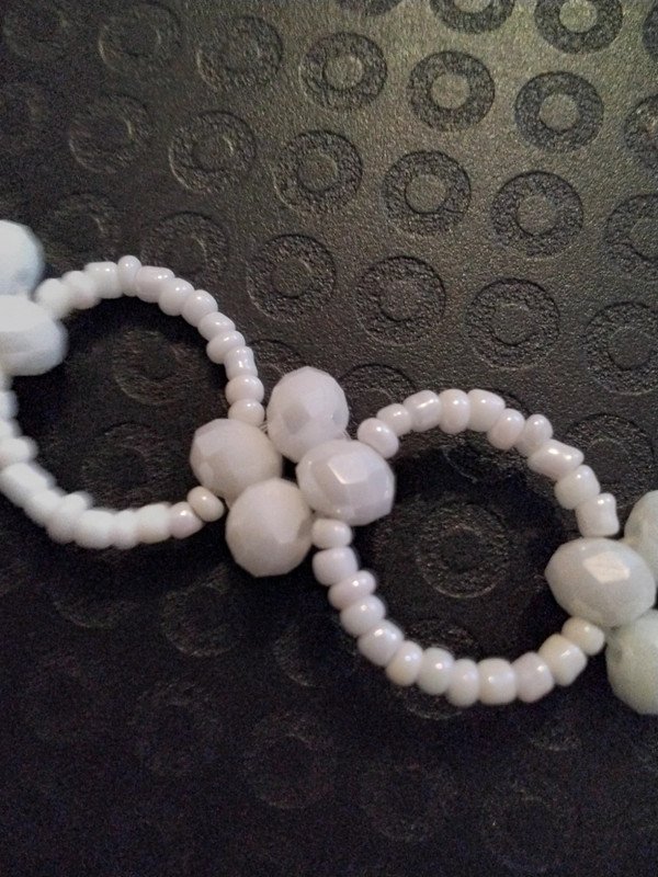 weißes Armband aus Rocaillesperlen, perlmuttfarben, Blütenmotiv, Modeschmuck