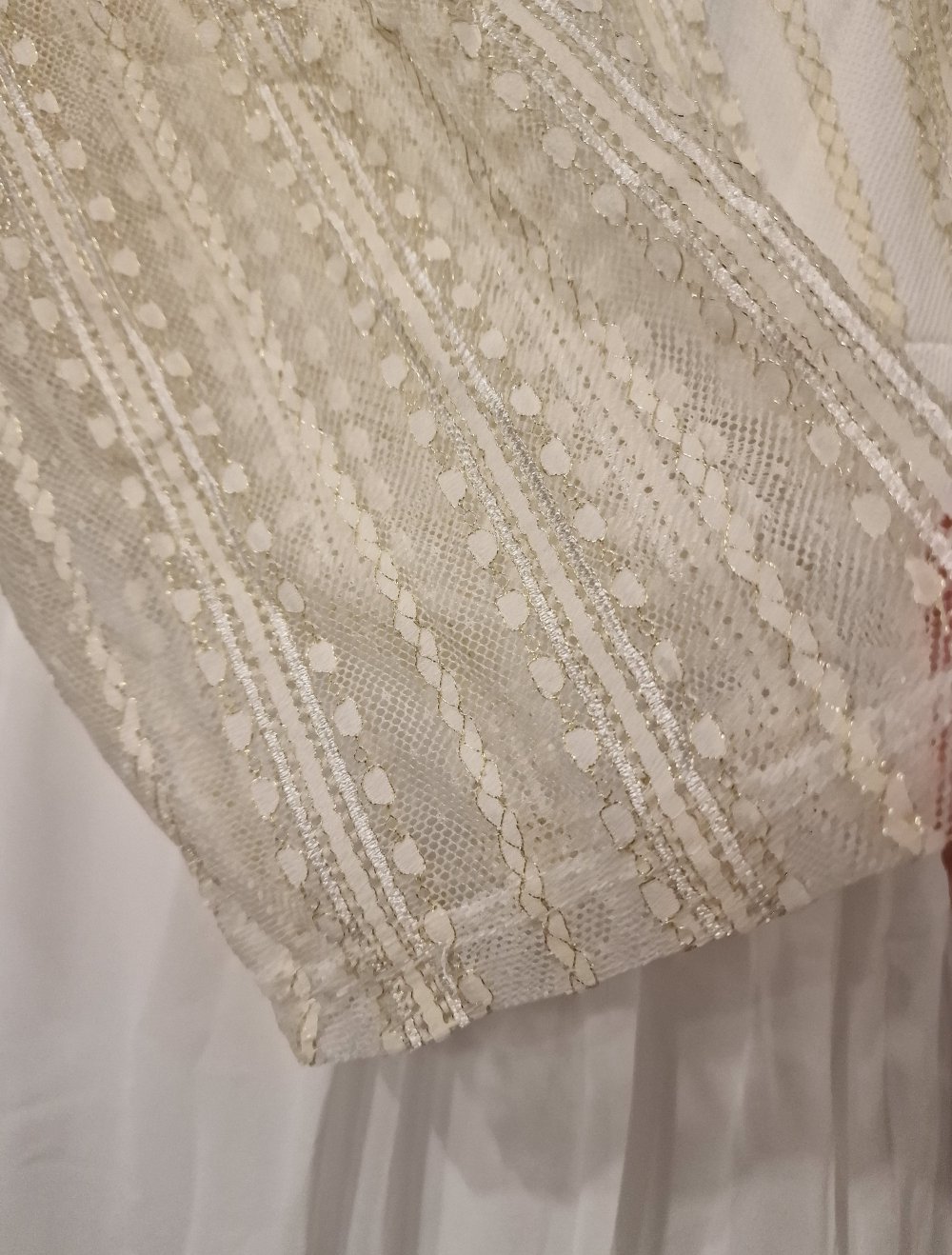 Brautkleid mit goldener Spitze