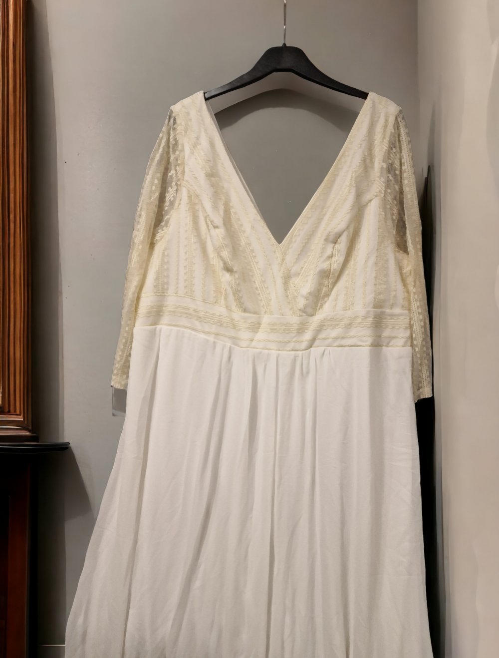 Brautkleid mit goldener Spitze