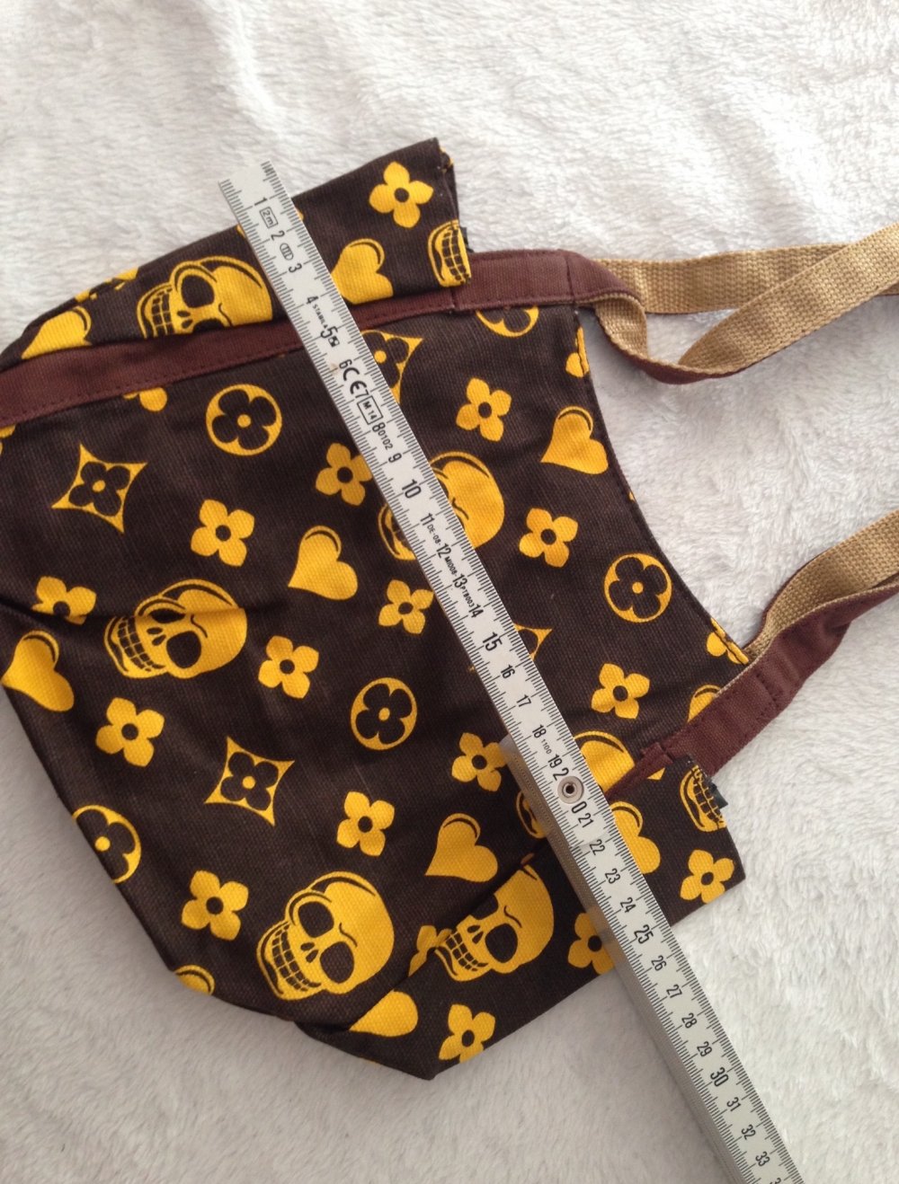 Kleine Handtasche mit Totenköpfen