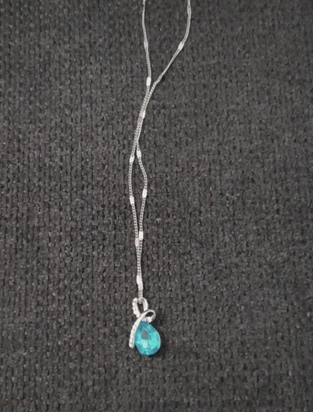 Halskette mit Steinchen (Modeschmuck)