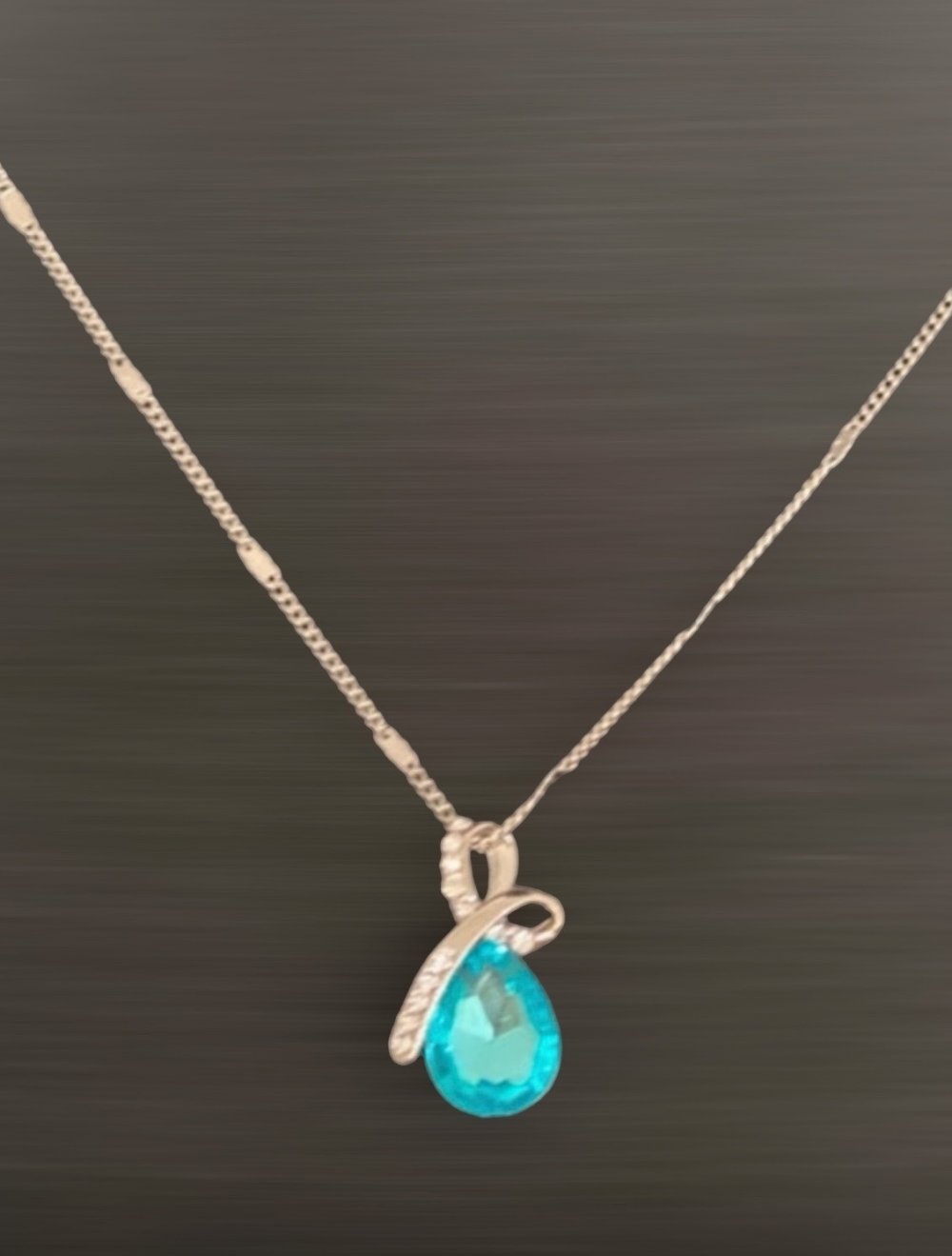 Halskette mit Steinchen (Modeschmuck)