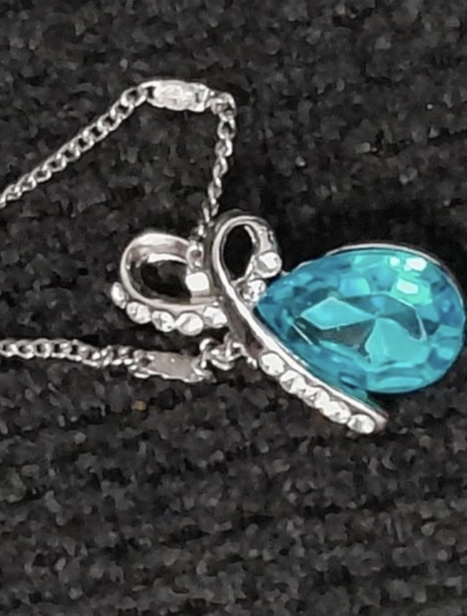 Halskette mit Steinchen (Modeschmuck)