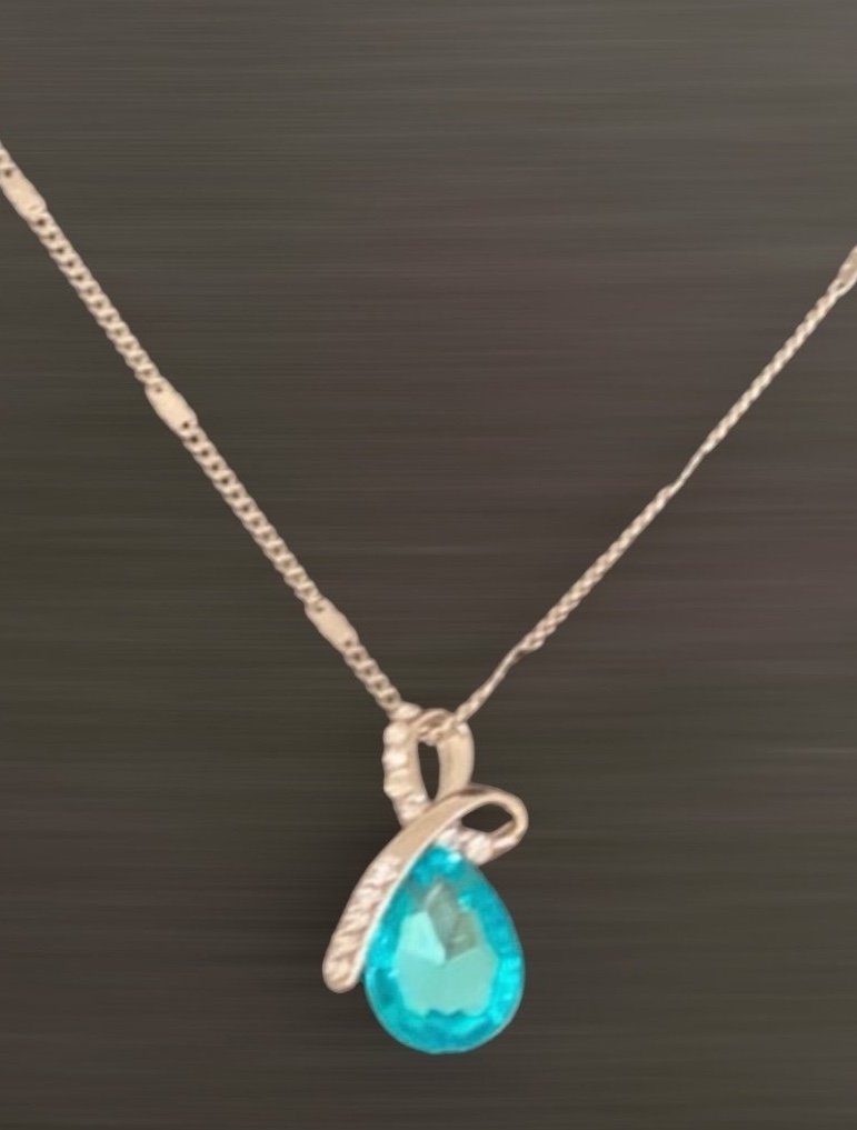 Halskette mit Steinchen (Modeschmuck)