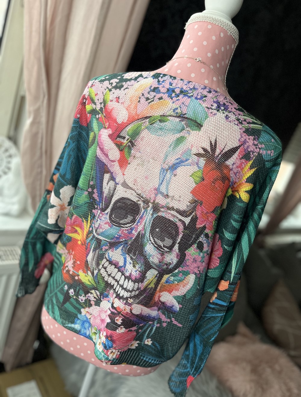 Bunter Pullover mit Totenkopf Gr S