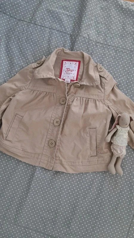 GAP süße Jacke Gr. 116/122 Mädchen, Jacke leicht Trenchcoat kurz, Frühling, Sommer, 3/4 Ärmel, creme, beige