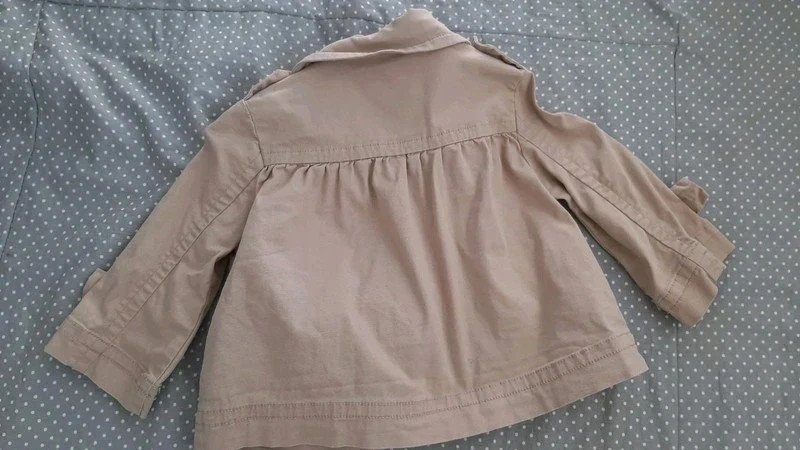GAP süße Jacke Gr. 116/122 Mädchen, Jacke leicht Trenchcoat kurz, Frühling, Sommer, 3/4 Ärmel, creme, beige