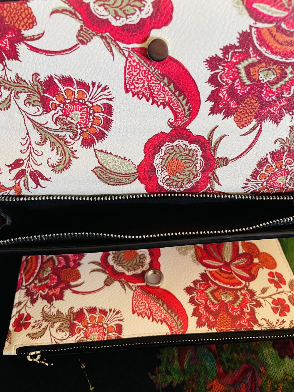 Umhängetasche schwarz mit silbernen floralen Muster von Desigual