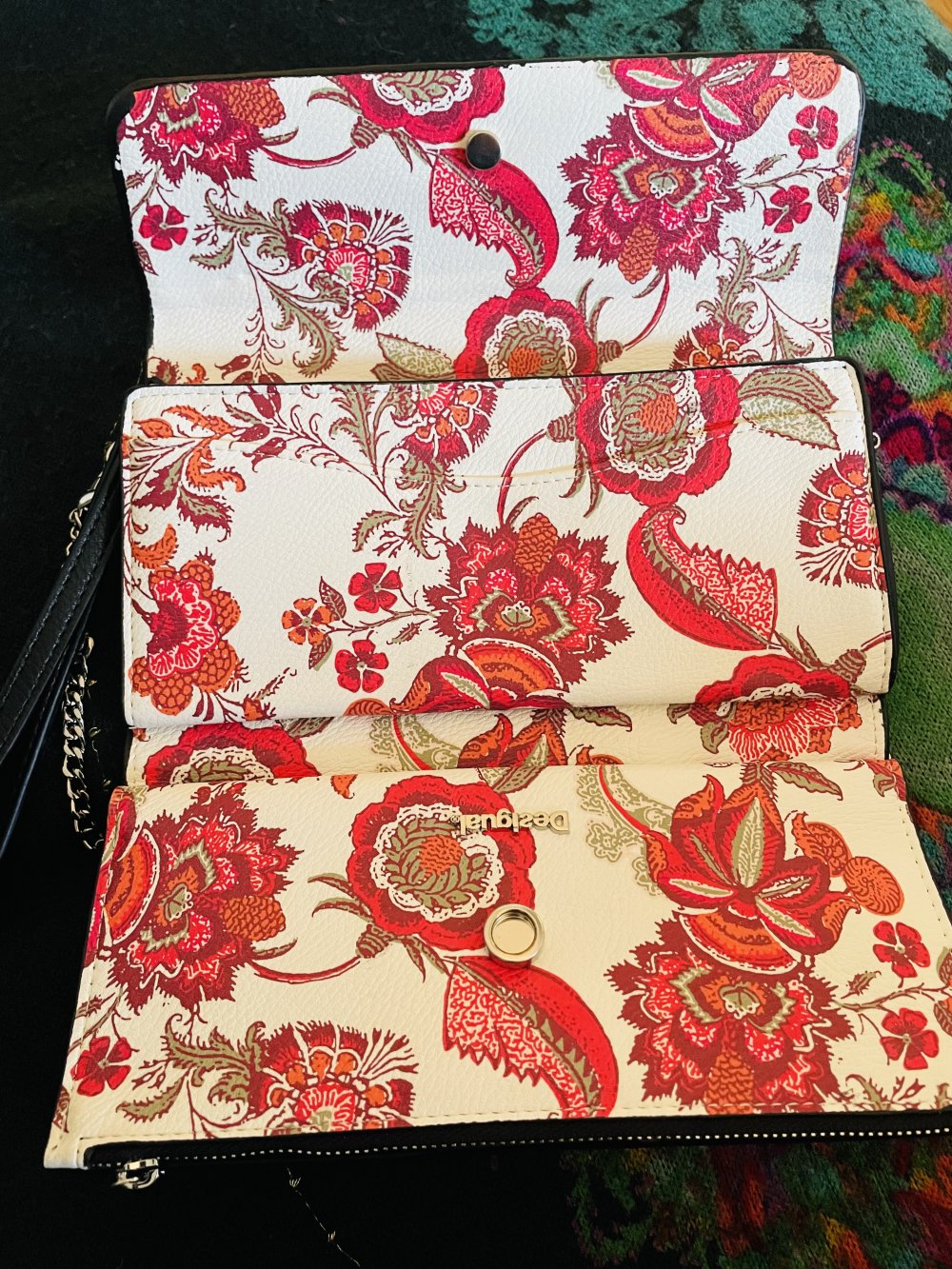 Umhängetasche schwarz mit silbernen floralen Muster von Desigual