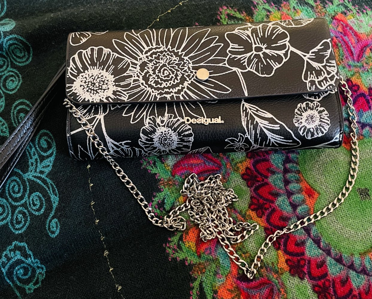 Umhängetasche schwarz mit silbernen floralen Muster von Desigual