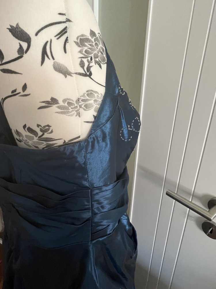Ballkleid mit Stickerei blau