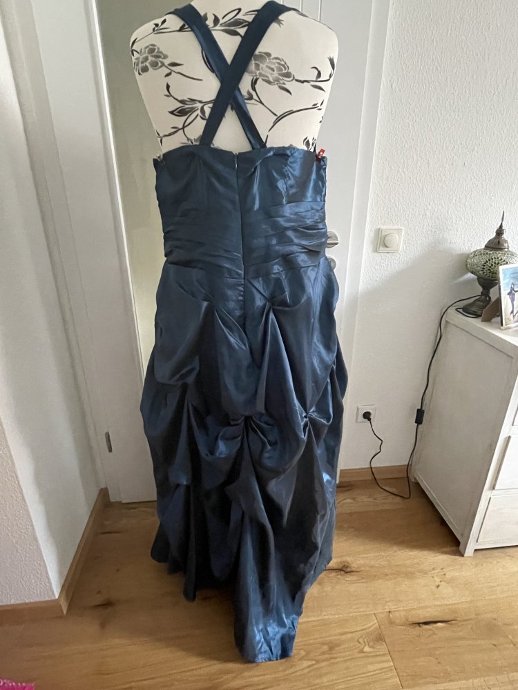 Ballkleid mit Stickerei blau