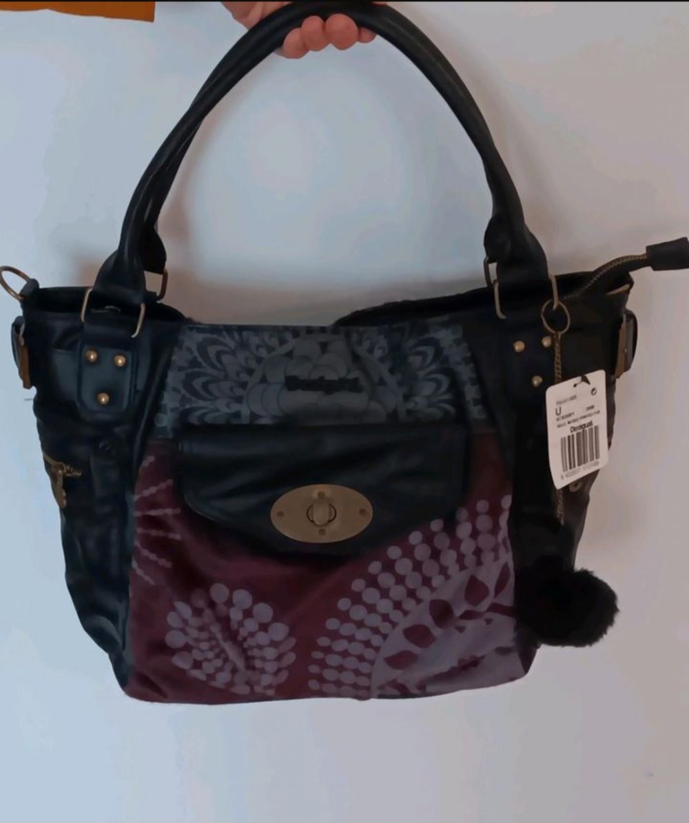 Schwarze Handtasche mit Muster, Marke: Desigual, neu mit Etikett  Mit langem Riemen Maße: B. ca. 42 cm. H. ca. 28 cm