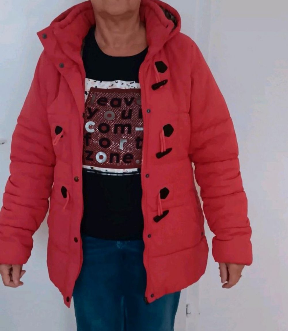 Orangefarbene Winterjacke, Größe: L, Marke: Bench, sehr guter Zustand