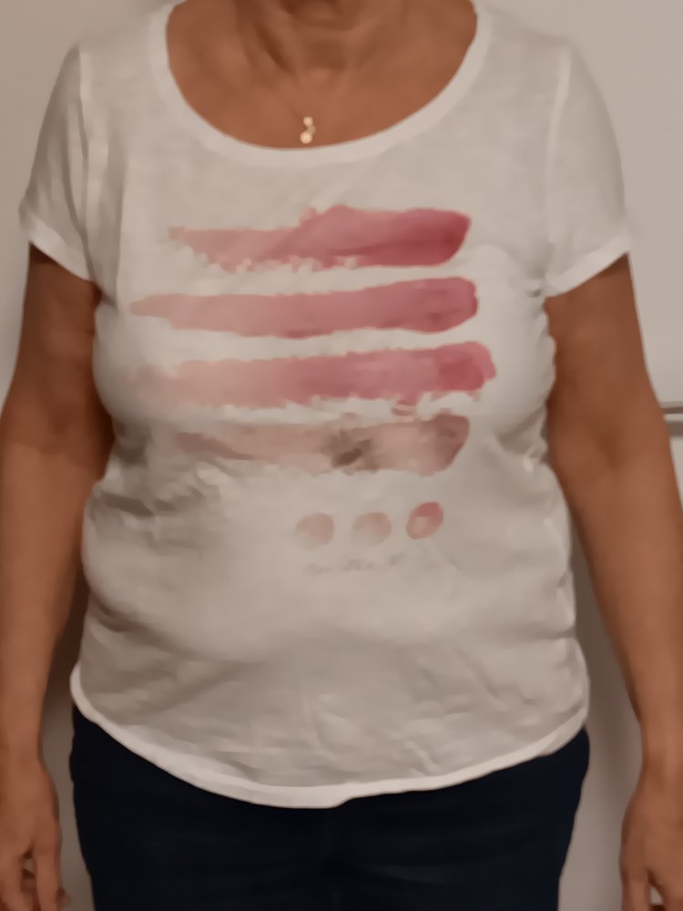 Weißes T-Shirt mit rosafarbenem Aufdruck 