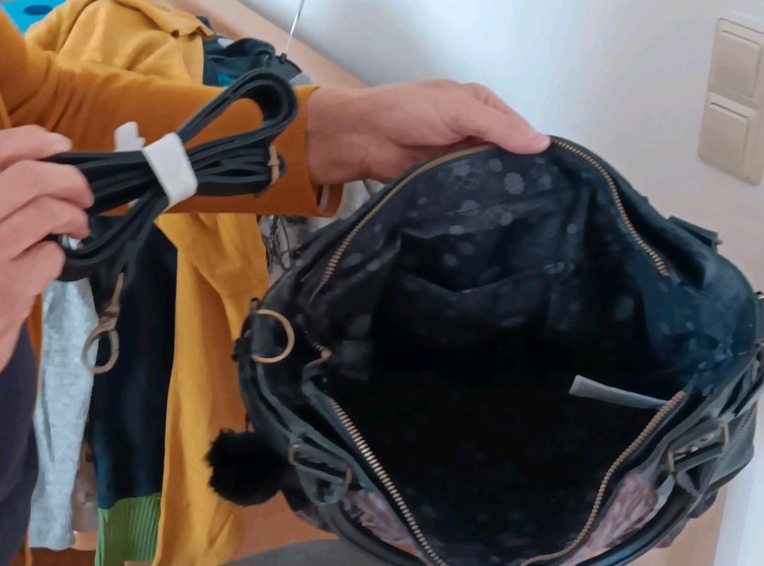 Schwarze Handtasche mit Muster, Marke: Desigual, neu mit Etikett  Mit langem Riemen Maße: B. ca. 42 cm. H. ca. 28 cm