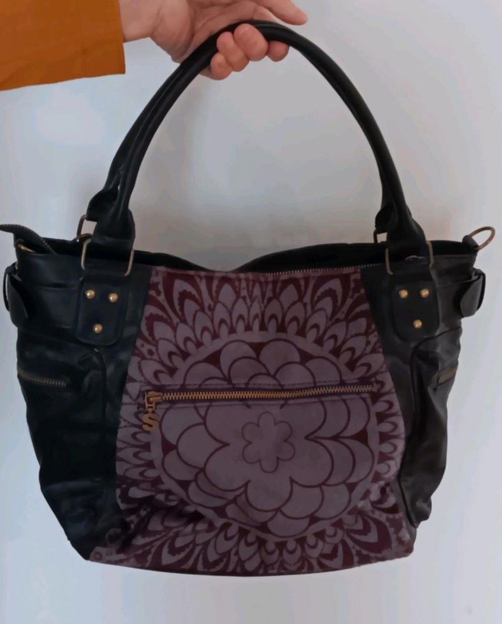 Schwarze Handtasche mit Muster, Marke: Desigual, neu mit Etikett  Mit langem Riemen Maße: B. ca. 42 cm. H. ca. 28 cm