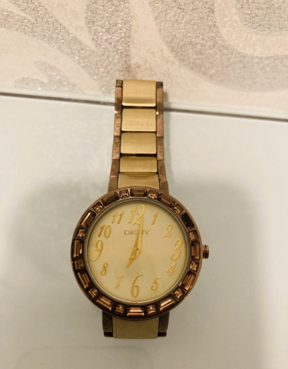 Schöne Armbanduhr Uhr Damen DKNY Strasssteine Gold Braun Damenuhr Edelstahl Top