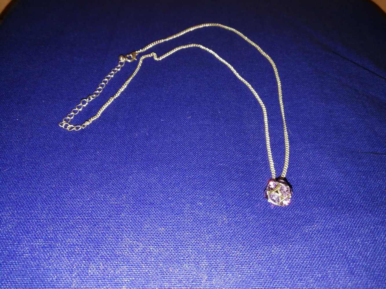 Kette mit violetten Anhänger