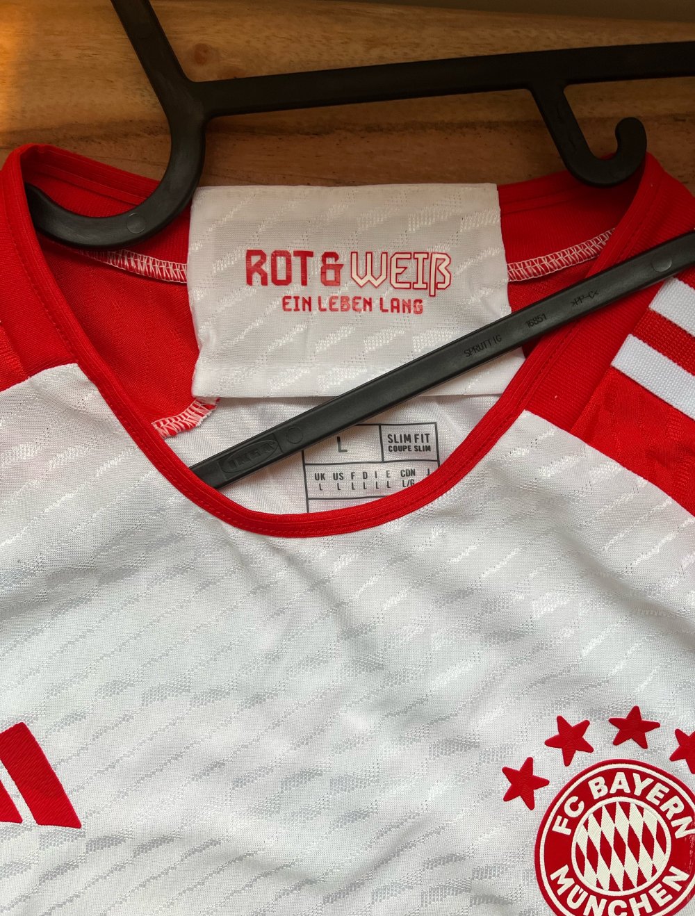 FC Bayern Authentic Trikot mit Kane Flock