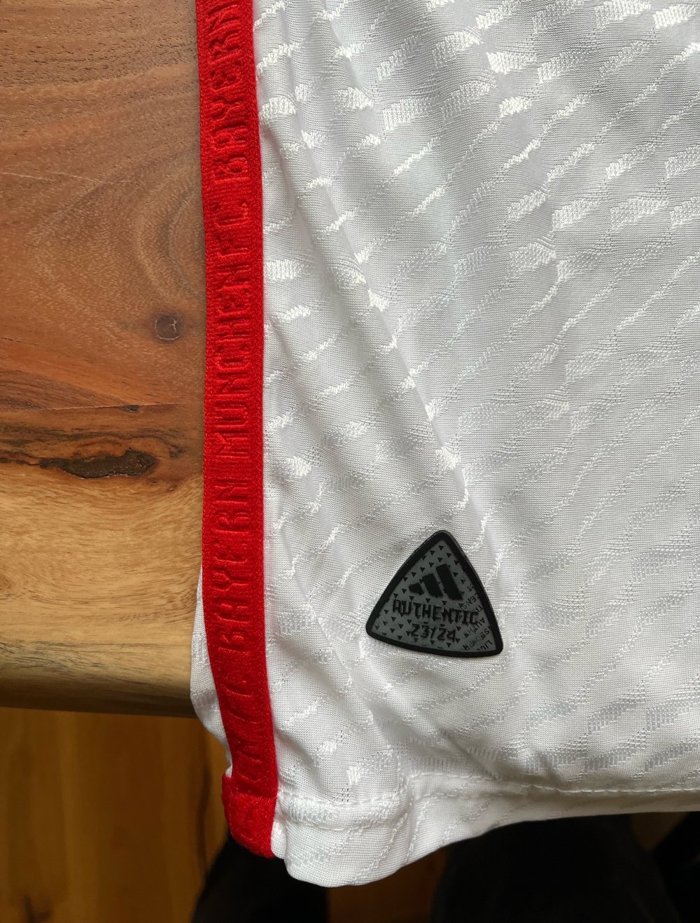 FC Bayern Authentic Trikot mit Kane Flock