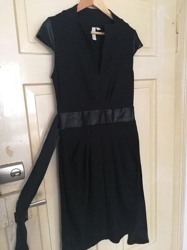 Strenges schwarzes Business Kleid 