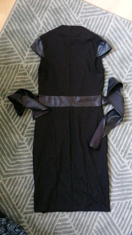 Strenges schwarzes Business Kleid 