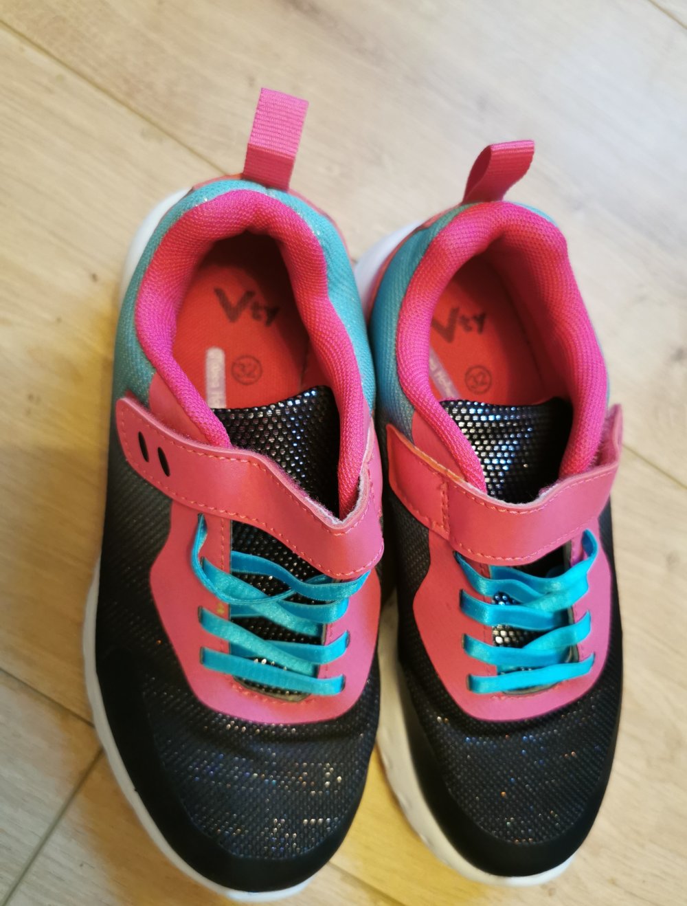 Tolle Turnschuhe mit Glitzer in 32