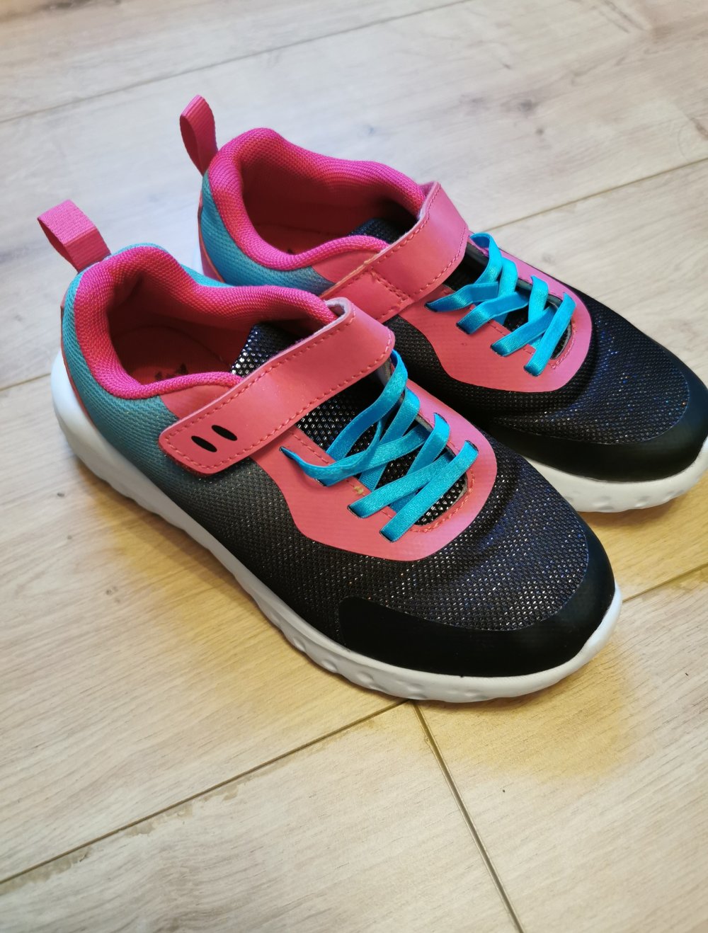 Tolle Turnschuhe mit Glitzer in 32