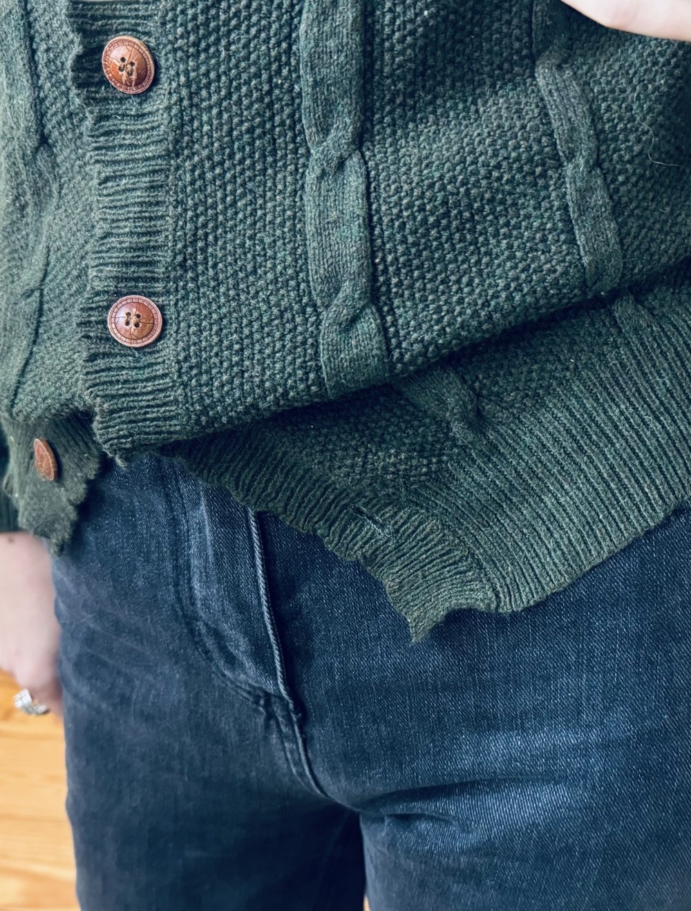 Strickjacke mit weiße gehäkelte Kragen Größe XS