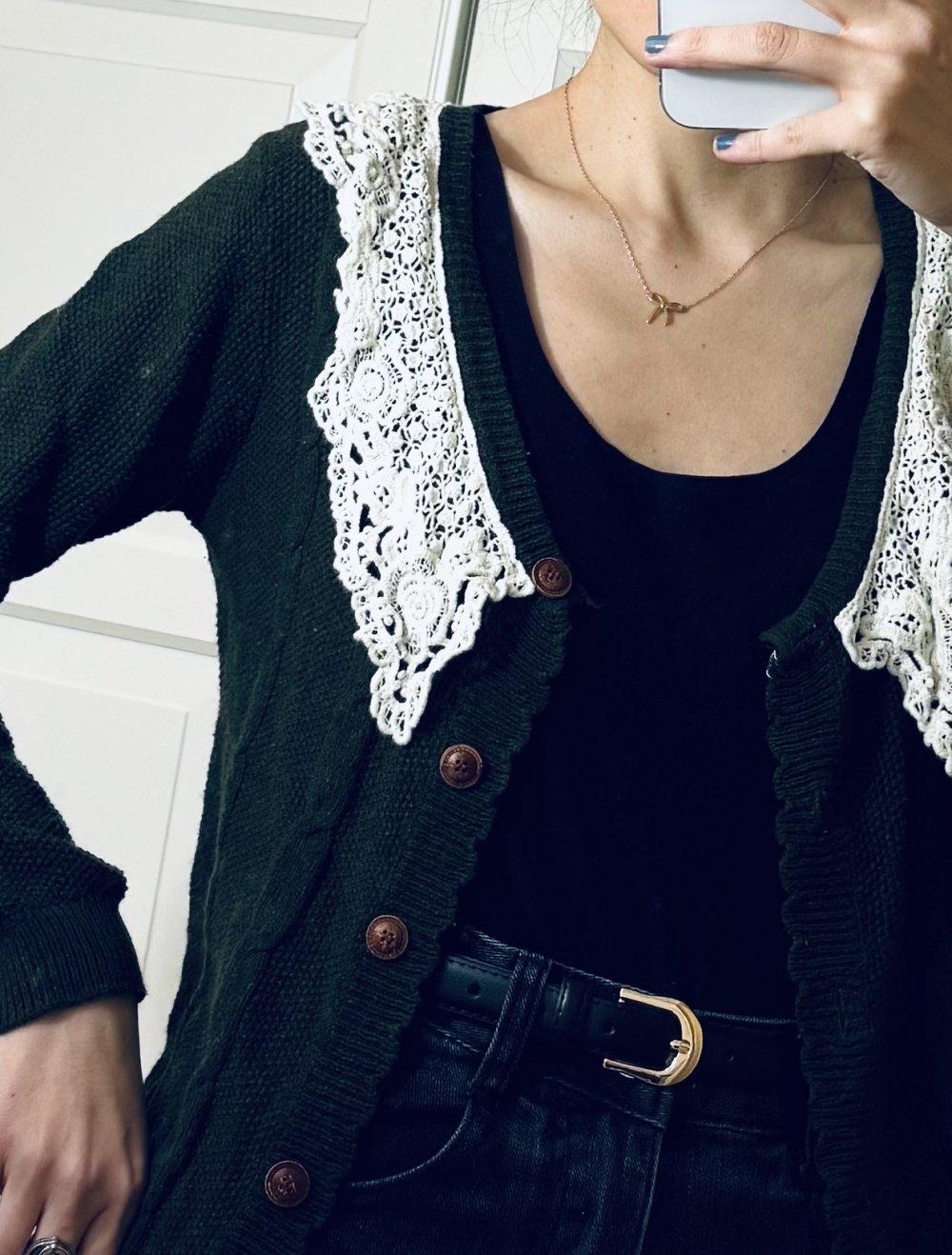 Strickjacke mit weiße gehäkelte Kragen Größe XS