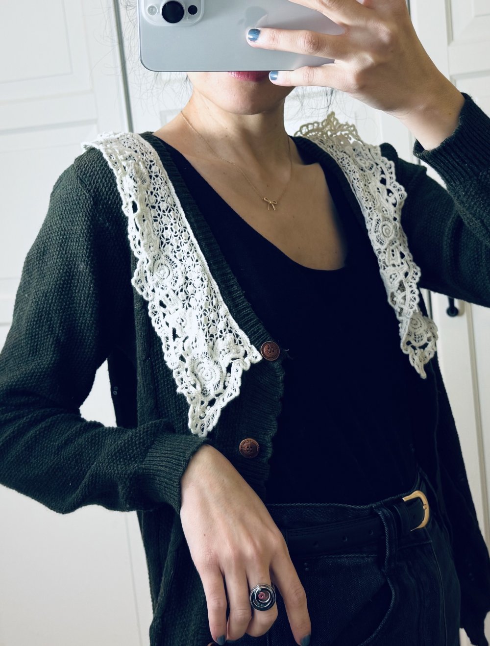 Strickjacke mit weiße gehäkelte Kragen Größe XS