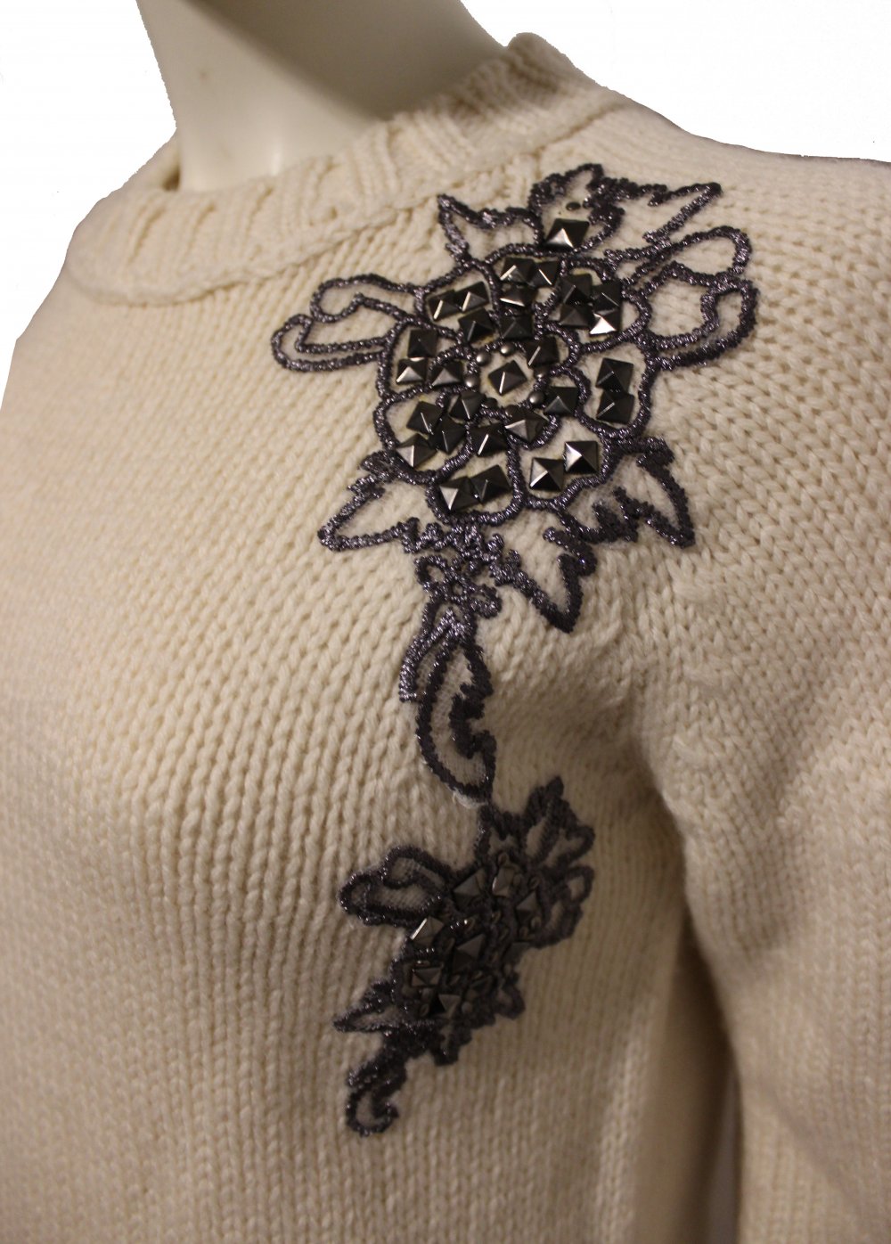 NEU: Strick-Pulloverkleid, creme-weiß mit lässigen Nieten-Applikationen von Pierre Balmain, Paris, Boutiquenpreis 489 €