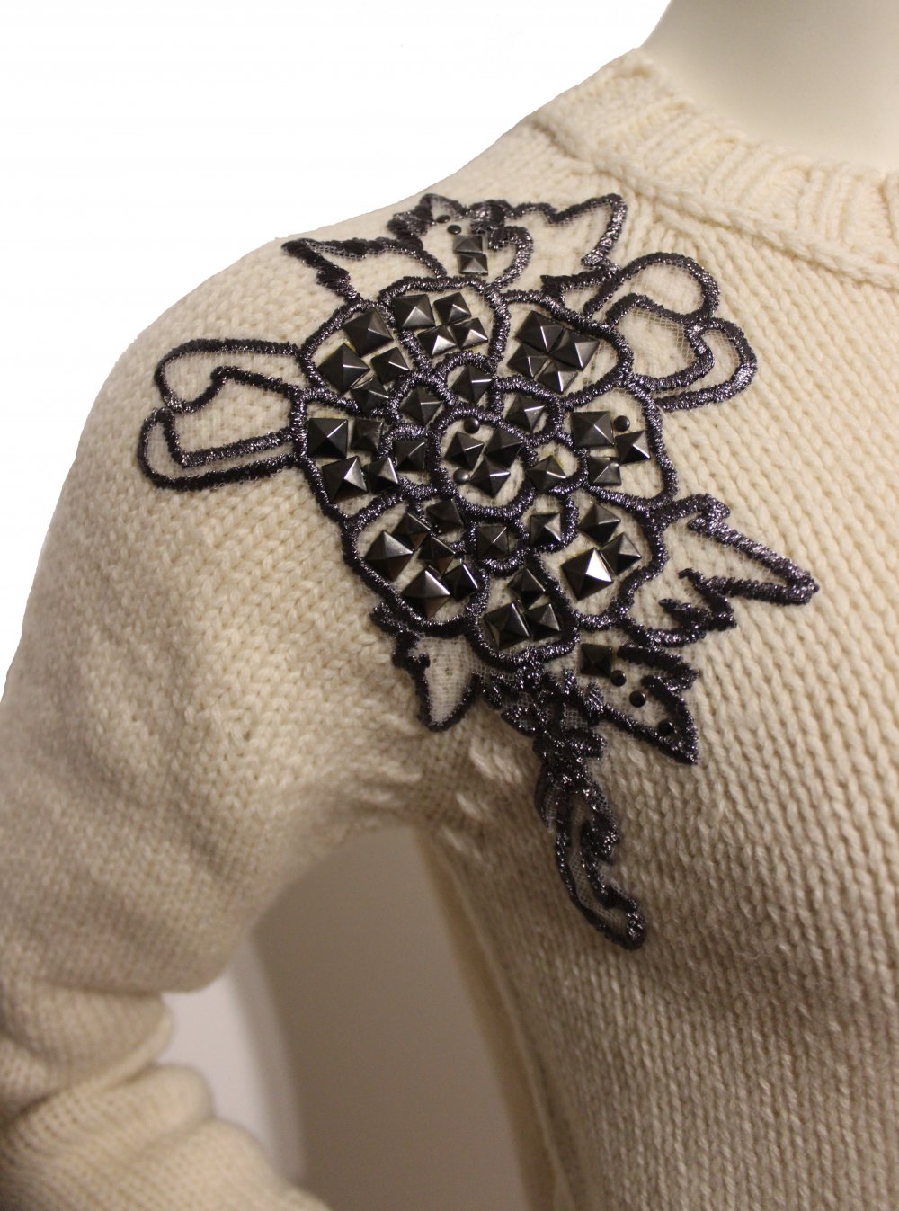 NEU: Strick-Pulloverkleid, creme-weiß mit lässigen Nieten-Applikationen von Pierre Balmain, Paris, Boutiquenpreis 489 €