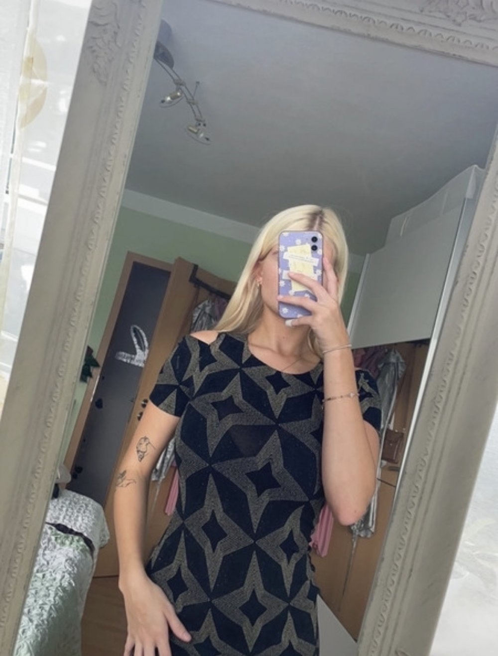 Glitzerkleid mit Cutouts