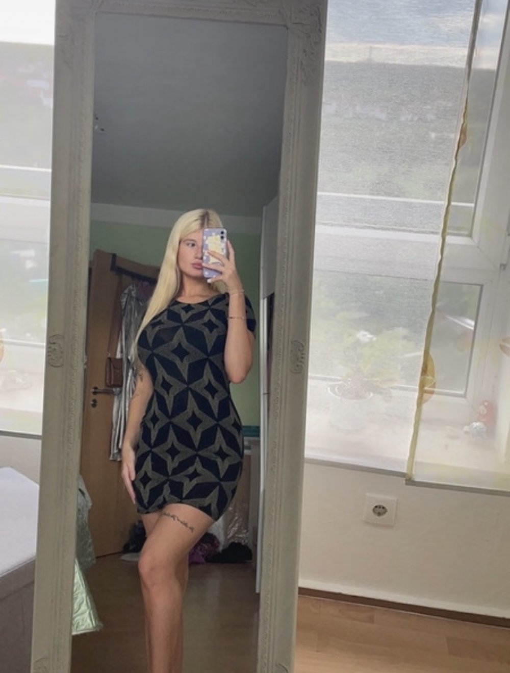 Glitzerkleid mit Cutouts