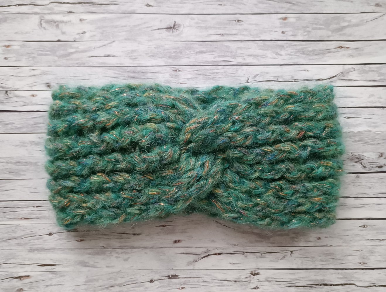 Grünes Strickstirnband mit Glitzerfäden