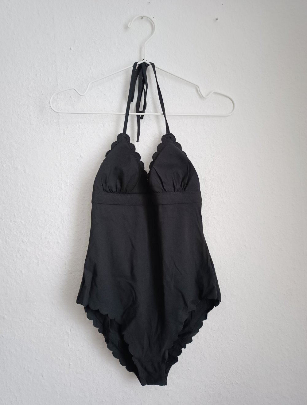 Schwarzer Badeanzug mit Wellenkanten