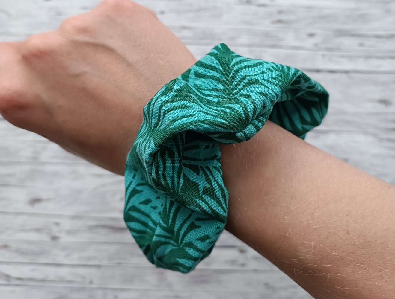 Grünes Palmenprint Scrunchie aus Baumwolle