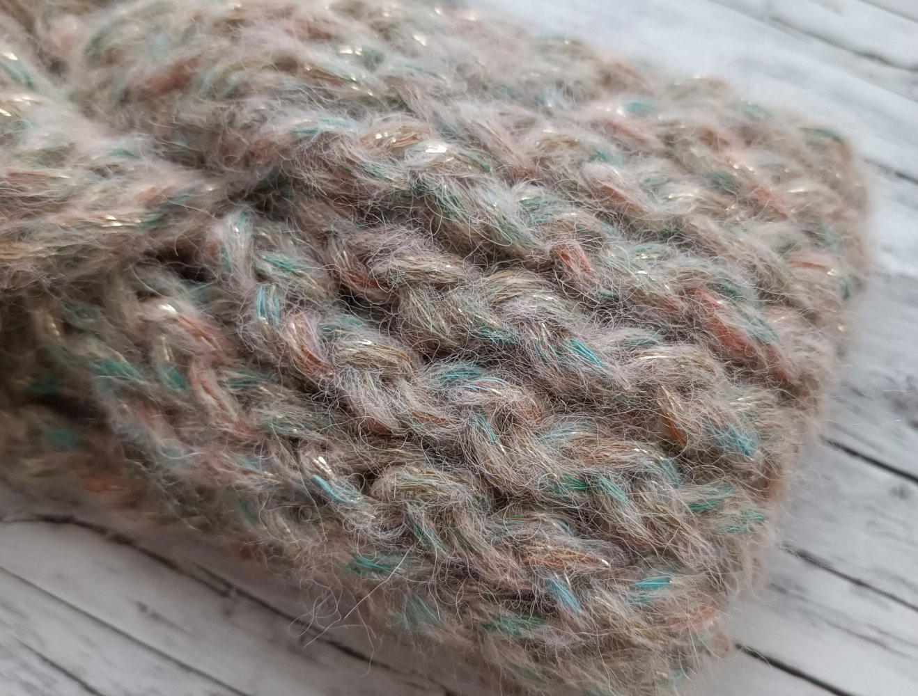Cremefarbenes Strickstirnband mit Glitzerfäden
